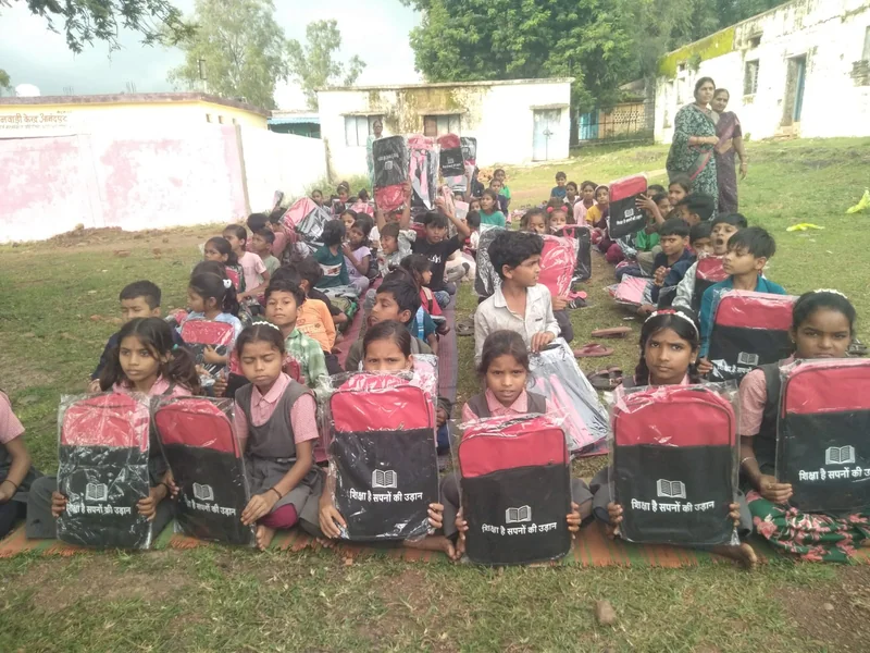 मुख्यमंत्री जन विश्वास अभियान के दौरान प्राथमिक शाला आनंदपुर में स्कूली बच्चों को वितरित किए स्कूल बैग