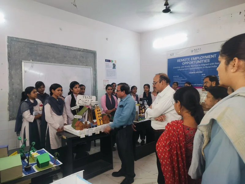 कन्या महाविद्यालय में लगाई गई रोजगार परक मॉडलों की प्रदर्शनी