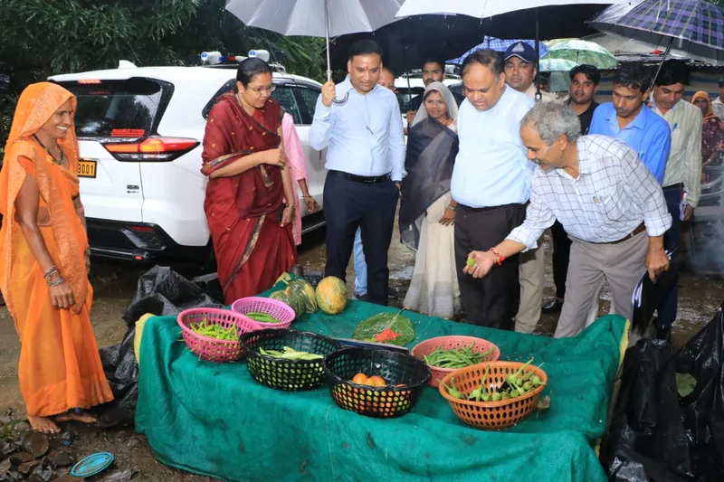 संभागायुक्त श्री भास्कर लाक्षाकार ने कृषक विमल भाबोर से प्राकृतिक एवं जैविक खेती पर किया संवाद